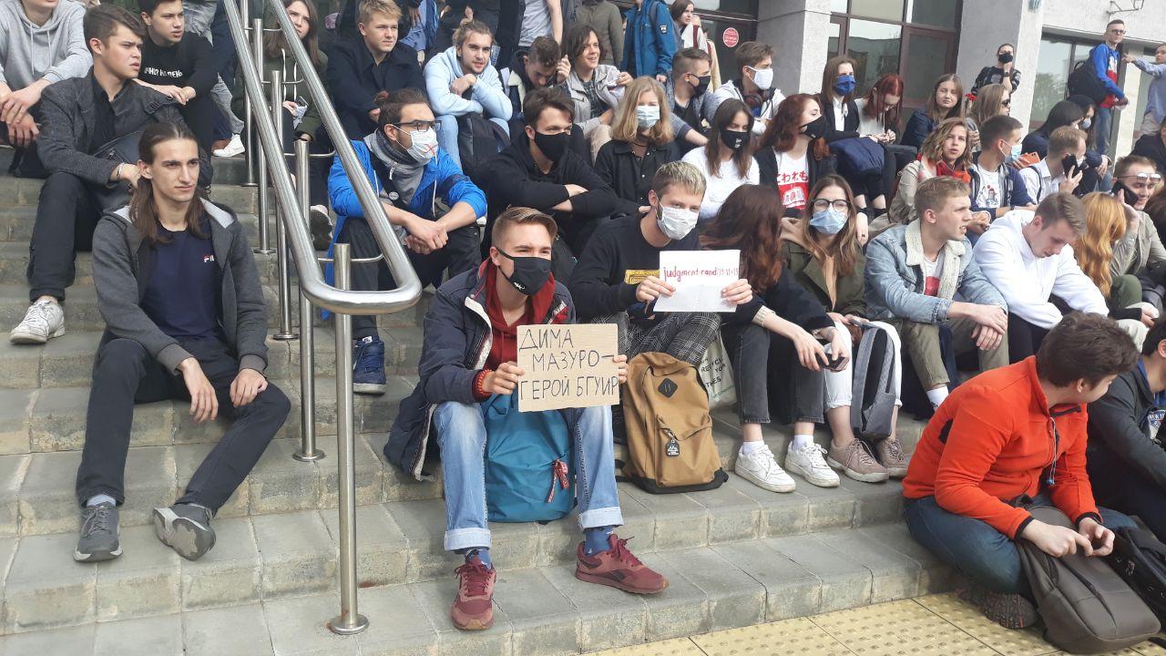 Сотни студентов БГУИР вышли на сидячую демонстрацию