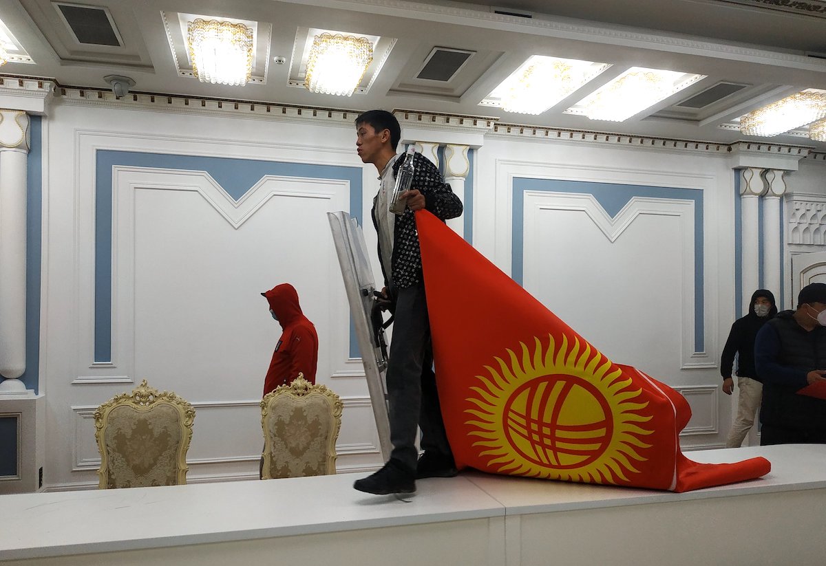 Протестующие в Бишкеке ворвались в офис президента
