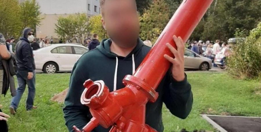 На парня, который сделал фото с гидрантом от водомета, завели уголовное дело