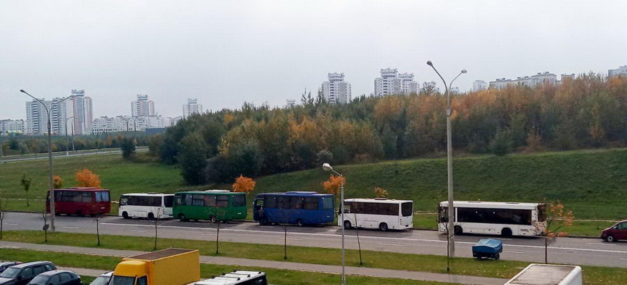 На Каменной Горке - скопление автобусов и силовиков