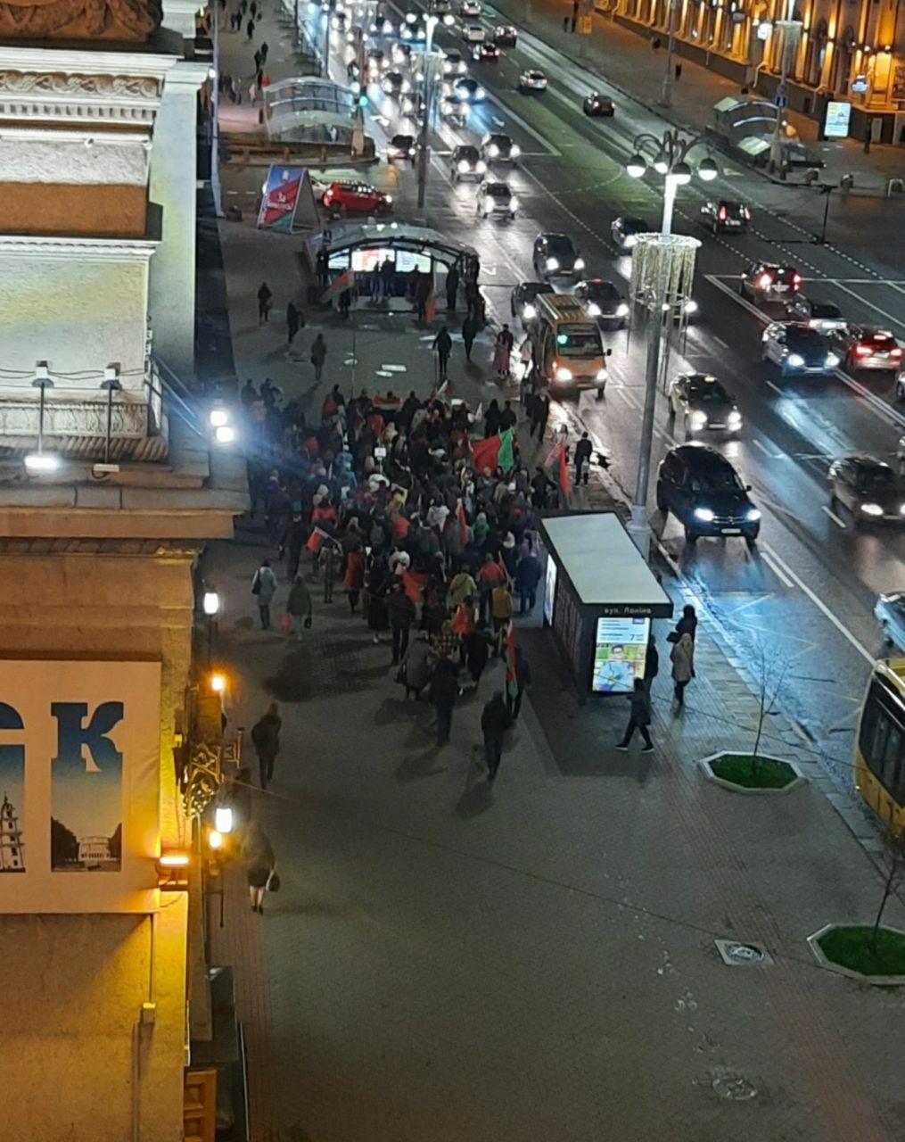 Фотофакт: огромная толпа сторонников Лукашенко вышла на марш