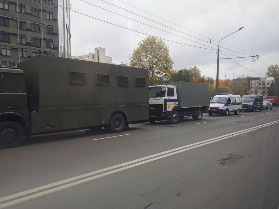 В центр Минска стягиваются колонны силовиков