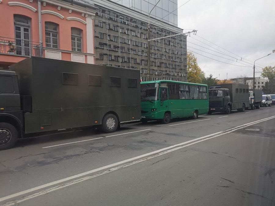 В центр Минска стягиваются колонны силовиков