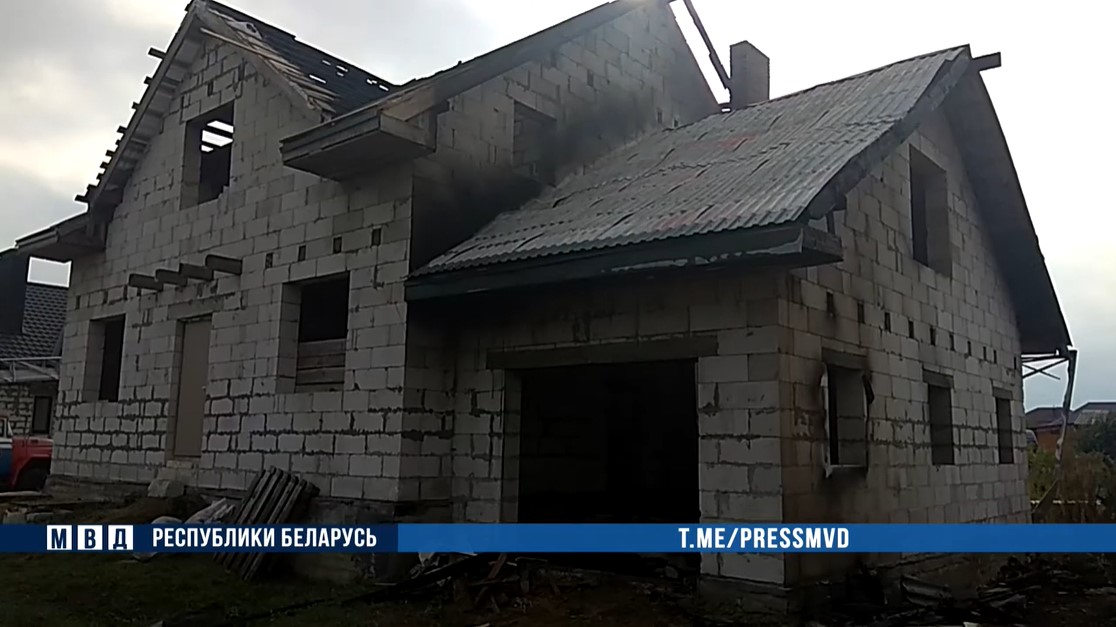 Дом и машину милиционера сожгли в Волковыске