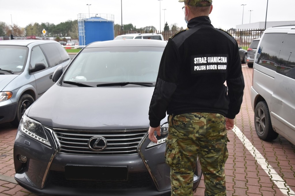 У беларуски конфисковали Lexus на польской границе: оказался в розыске