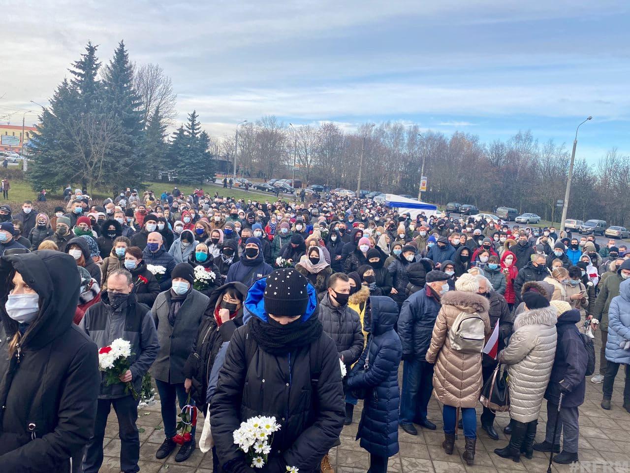 Тысячи людей пришли на прощание с Романом Бондаренко в Минске