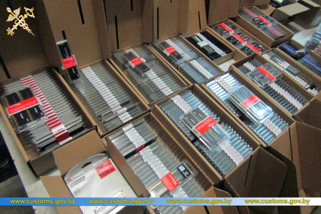 Литовский перевозчик незаконно вез в Беларусь оперативную память и SSD-диски