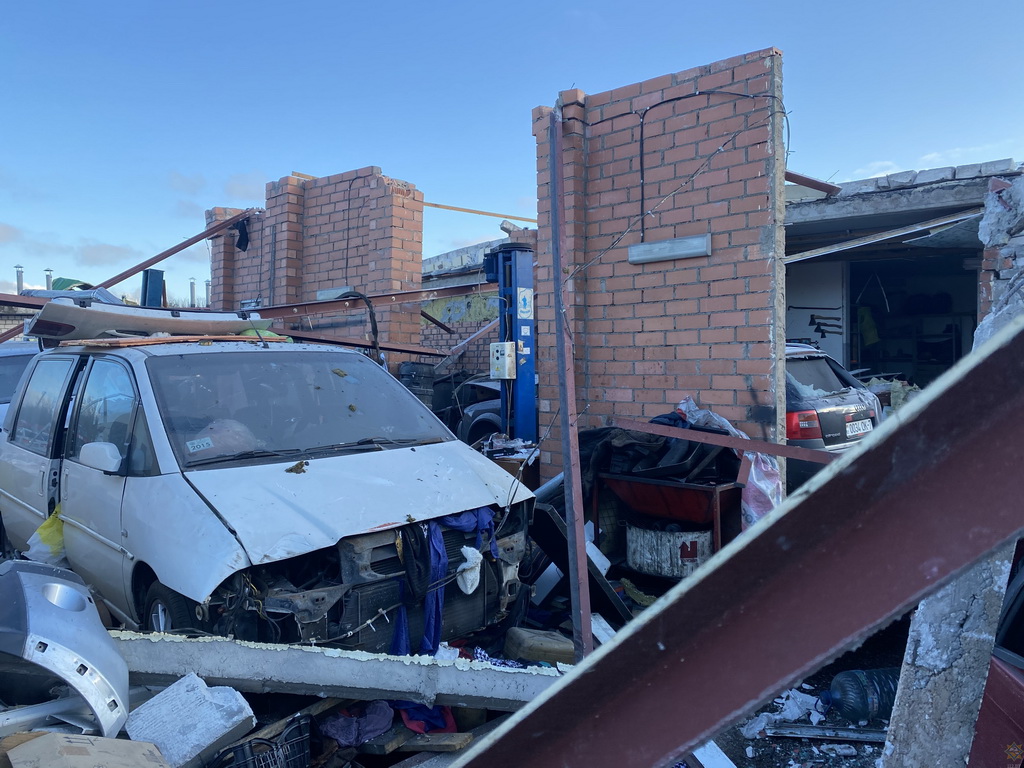 Взрыв произошел в Минске: разрушено 4 гаража, повреждено 7 автомобилей