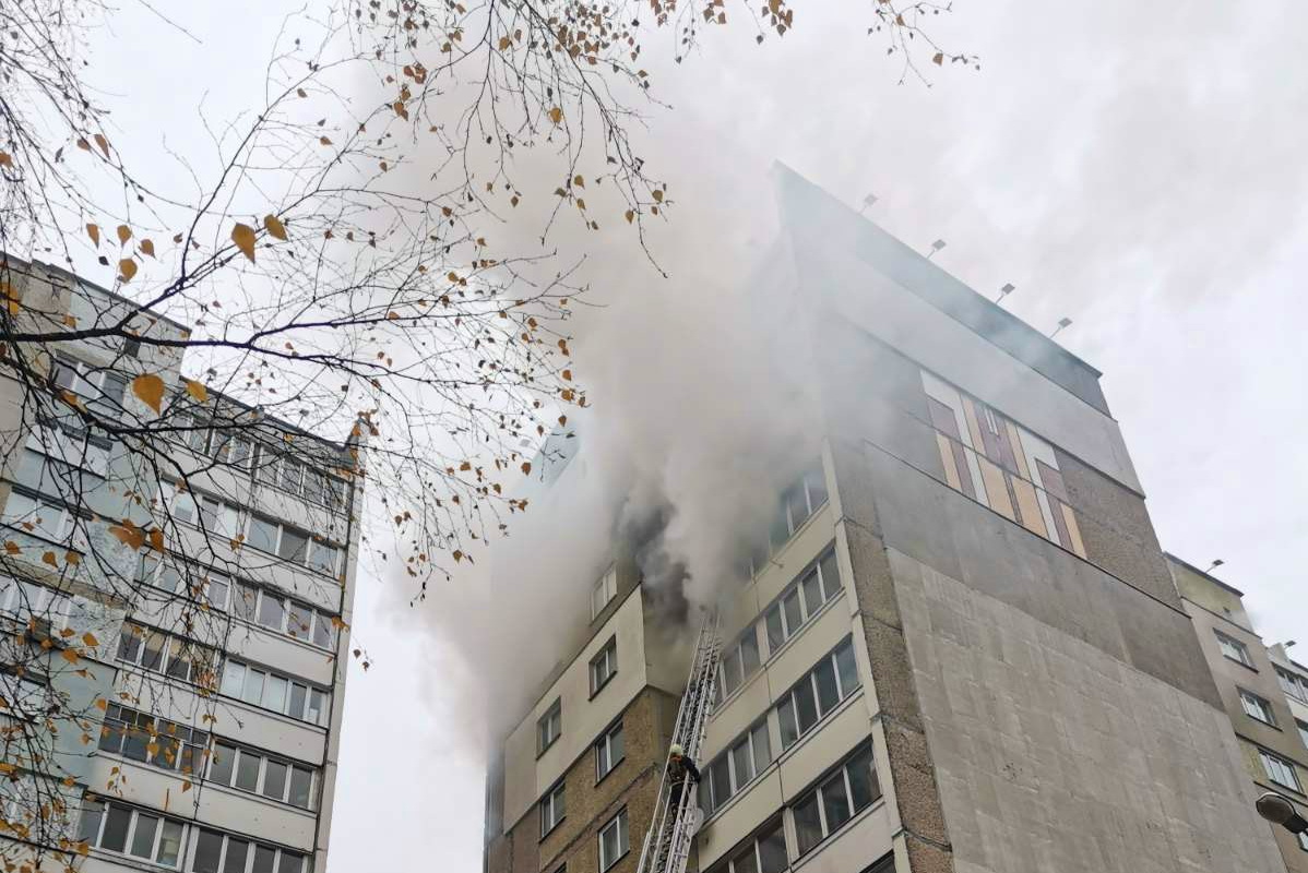 В Минске на пожаре в многоэтажке эвакуировано 20 человек