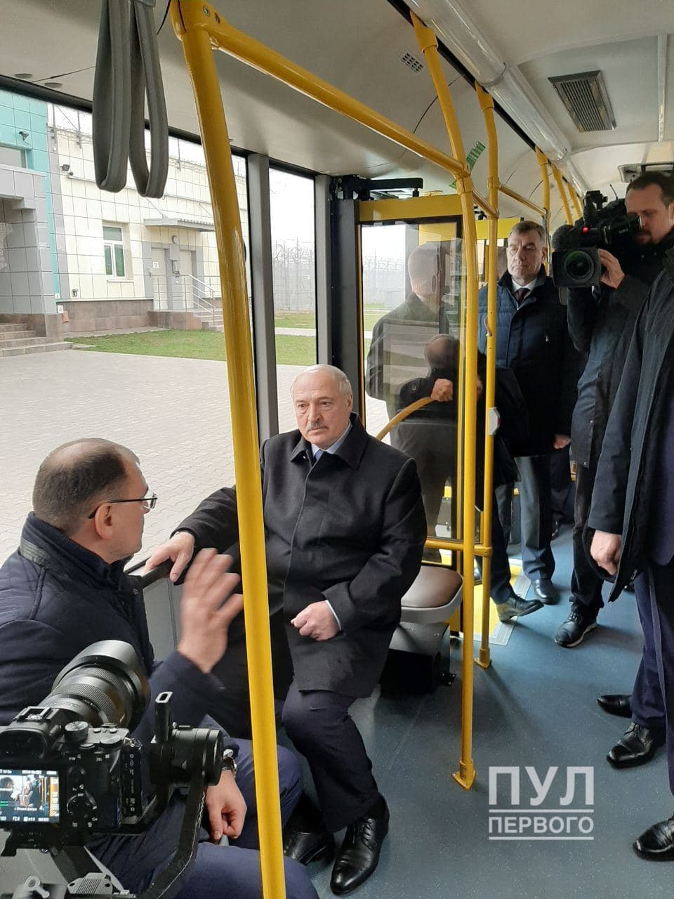 Лукашенко второй день использует общественный транспорт