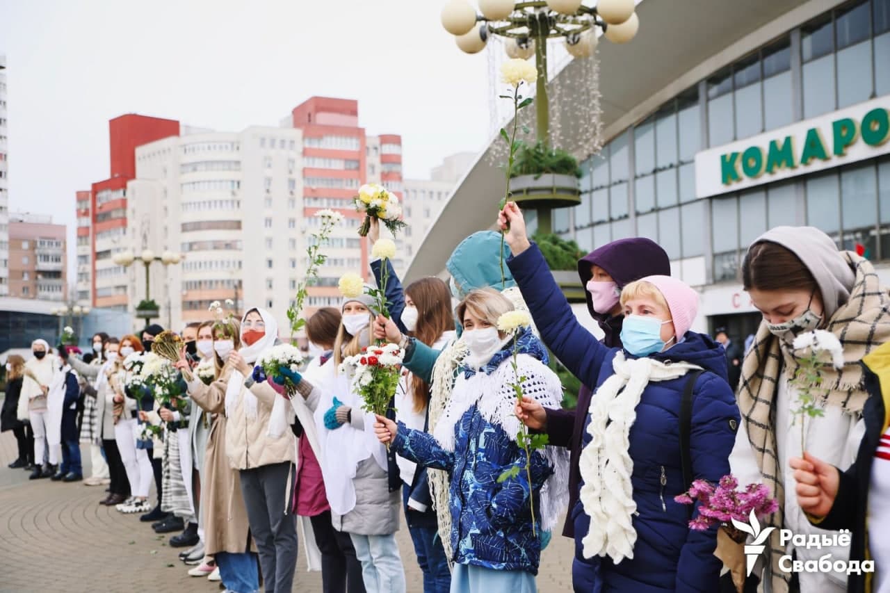 Женщины выстроились в цепь солидарности возле Комаровского рынка