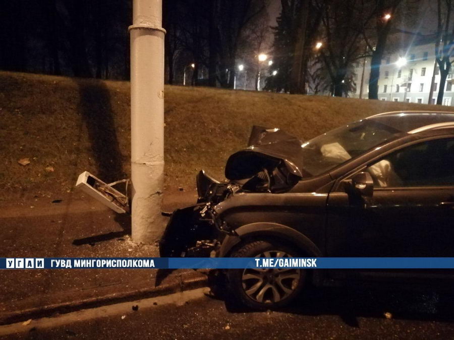 В Минске водитель с более двух промилле алкоголя врезался в столб