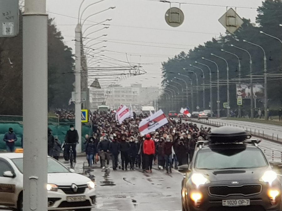 Люди вышли на акцию протеста в разных районах Минска (онлайн)