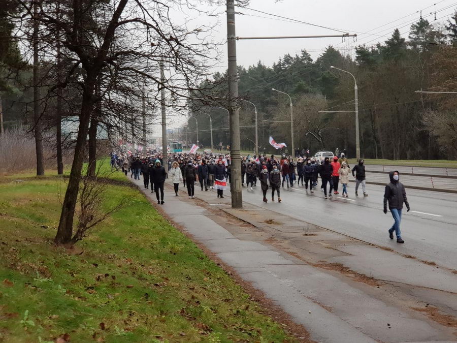 Люди вышли на акцию протеста в разных районах Минска (онлайн)