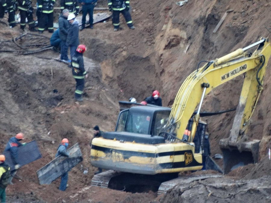 В Минске на стройке засыпало песком двоих рабочих