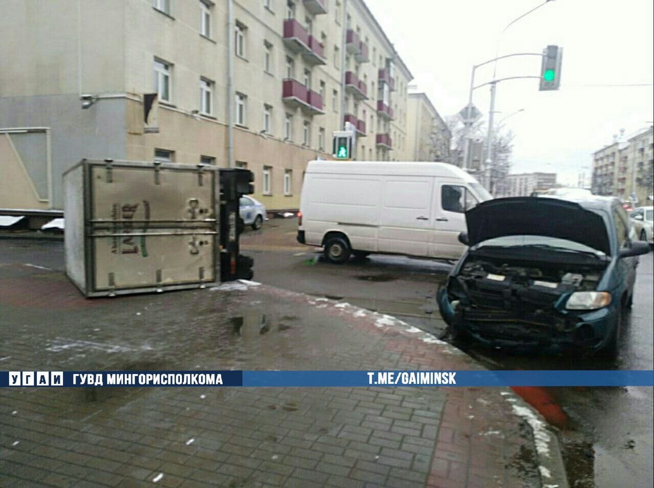 На Долгобродской в Минске перевернулся грузовик