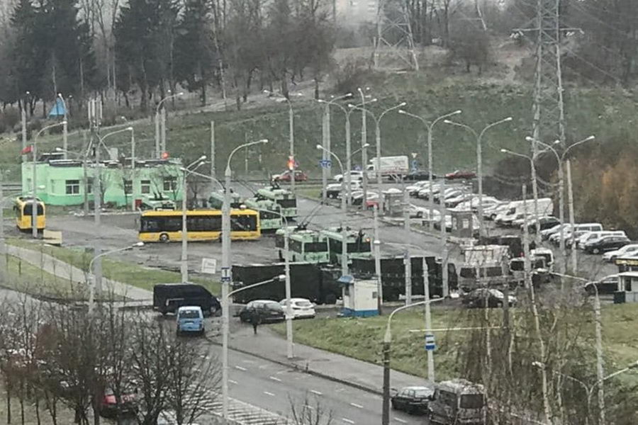 В Минске снова колонны спецтехники и силовики