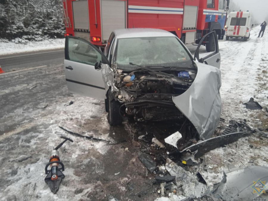 В Воложинском районе спасатели деблокировали водителя авто