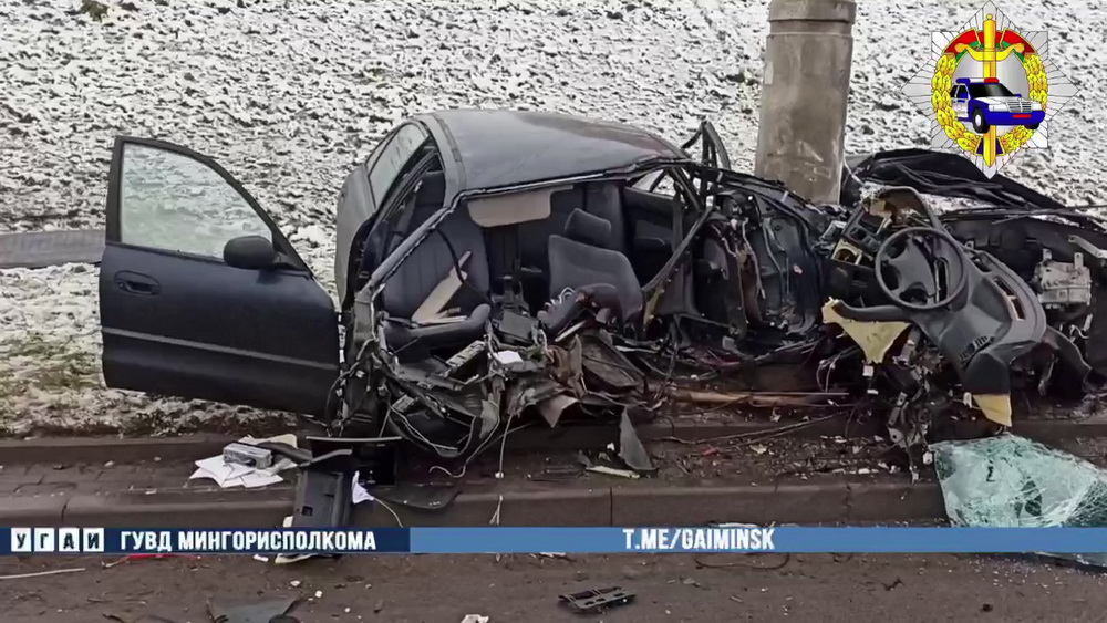 Легковушку буквально разорвало после удара о столб в Минске