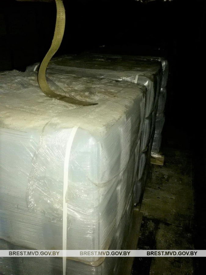 У водителя фуры изъяли 7 тонн спиртосодержащей жидкости