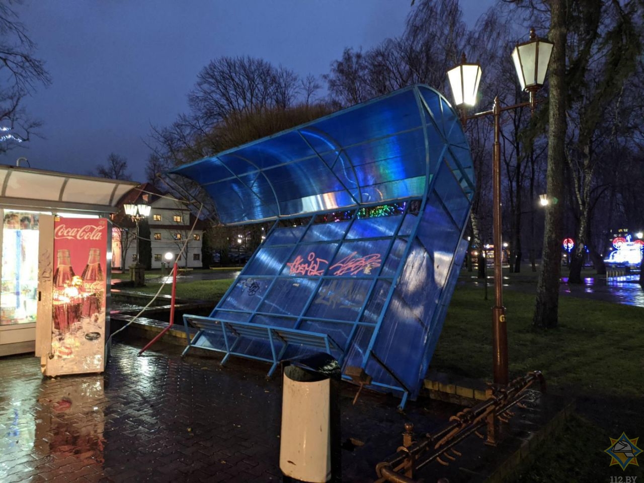 Непогода в Беларуси: ветер блокировал железную дорогу, а гололед - общественный транспорт