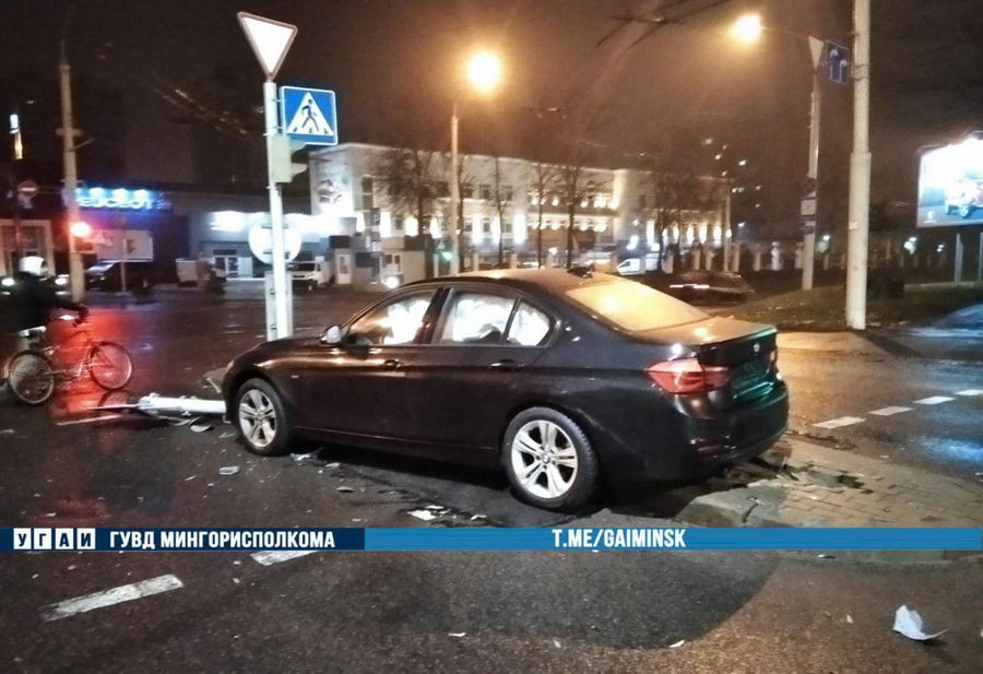 В Минске BMW врезался в светофор