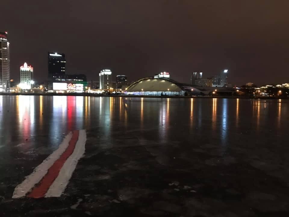 В центре Минска пытаются избавиться от БЧБ-флага на льду – видеофакт