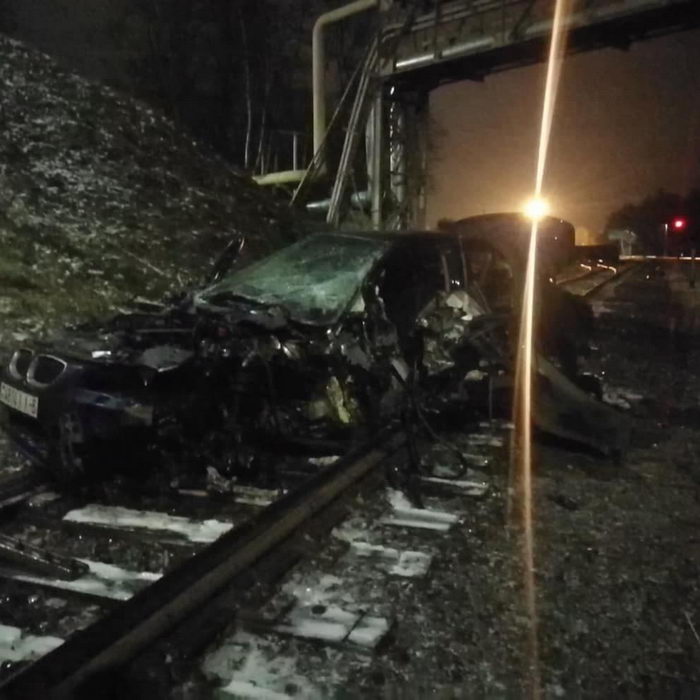 В Могилеве BMW с нетрезвым водителем упал на рельсы с моста