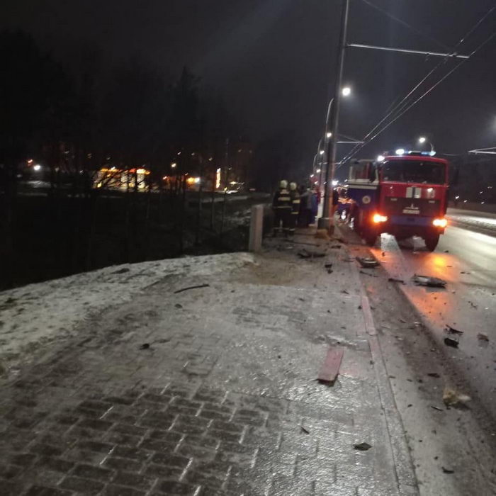 В Могилеве BMW с нетрезвым водителем упал на рельсы с моста