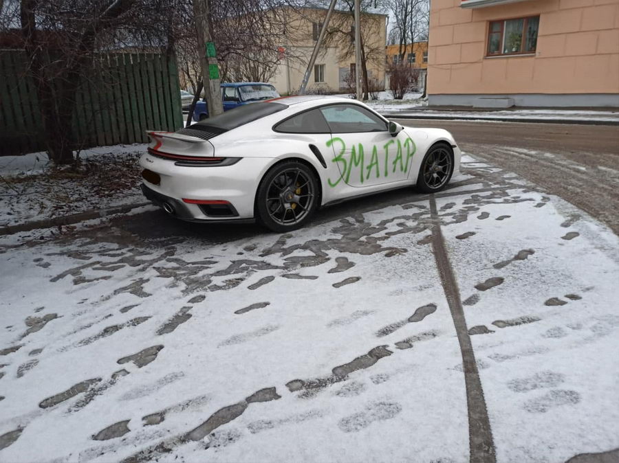 В Минске неизвестные повредили дорогой Porsche бело-красной расцветки