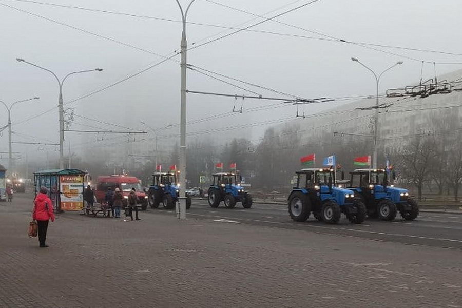 Колонна тракторов Belarus с госфлагами отправляется в Витебск - видеофакт