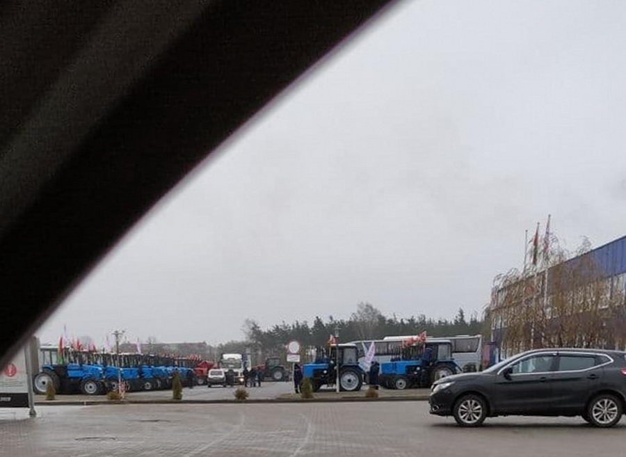 Колонна тракторов Belarus с госфлагами отправляется в Витебск - видеофакт