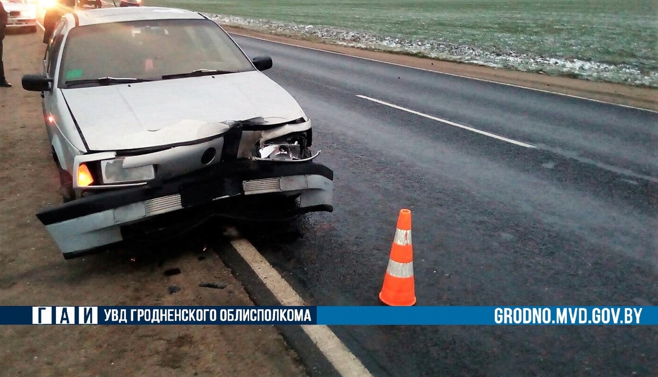 Колесо оторвалось у грузовика и повредило два автомобиля под Гродно