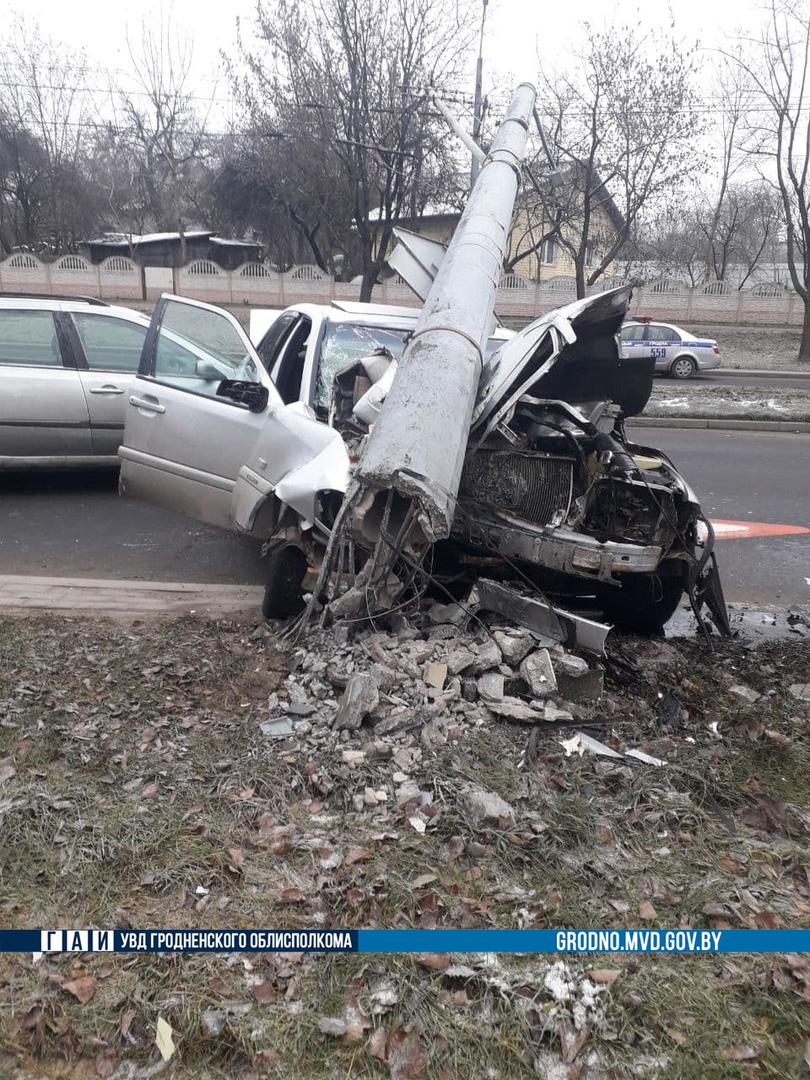 Столб упал на легковушку в Гродно