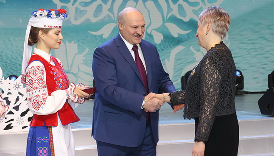 Лукашенко вручил награды чиновникам, артистам и журналистам