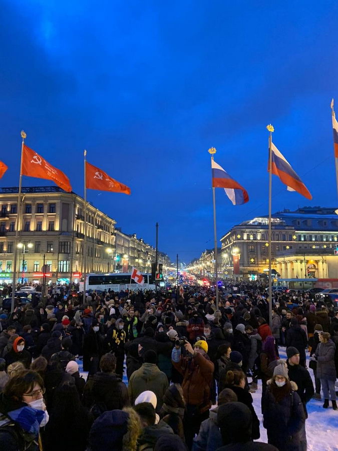 В Москве и Санкт-Петербурге тысячи людей вышли на акции протеста