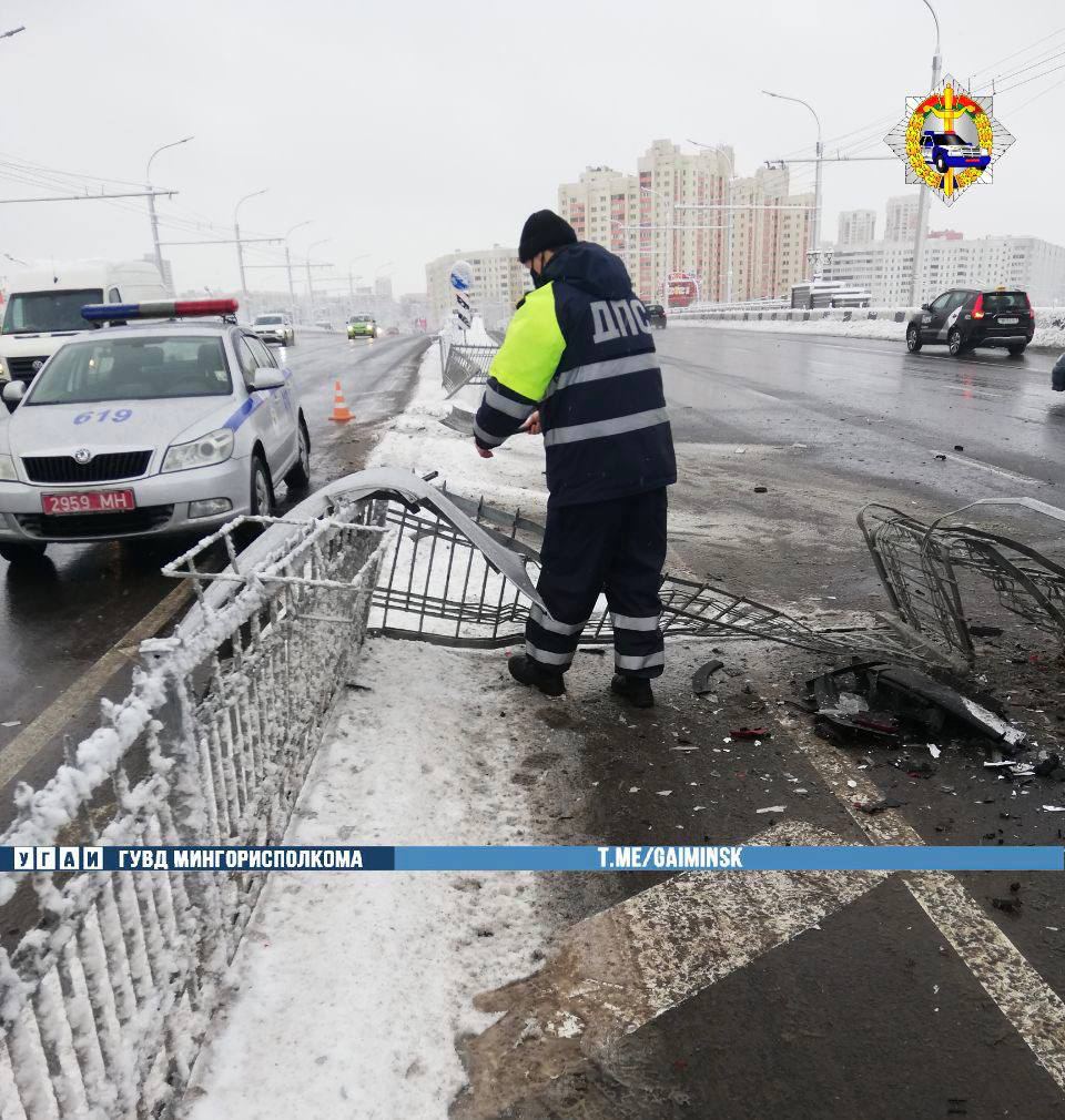 Автомобиль ГАИ снес ограждение и врезался в Renault в Минске