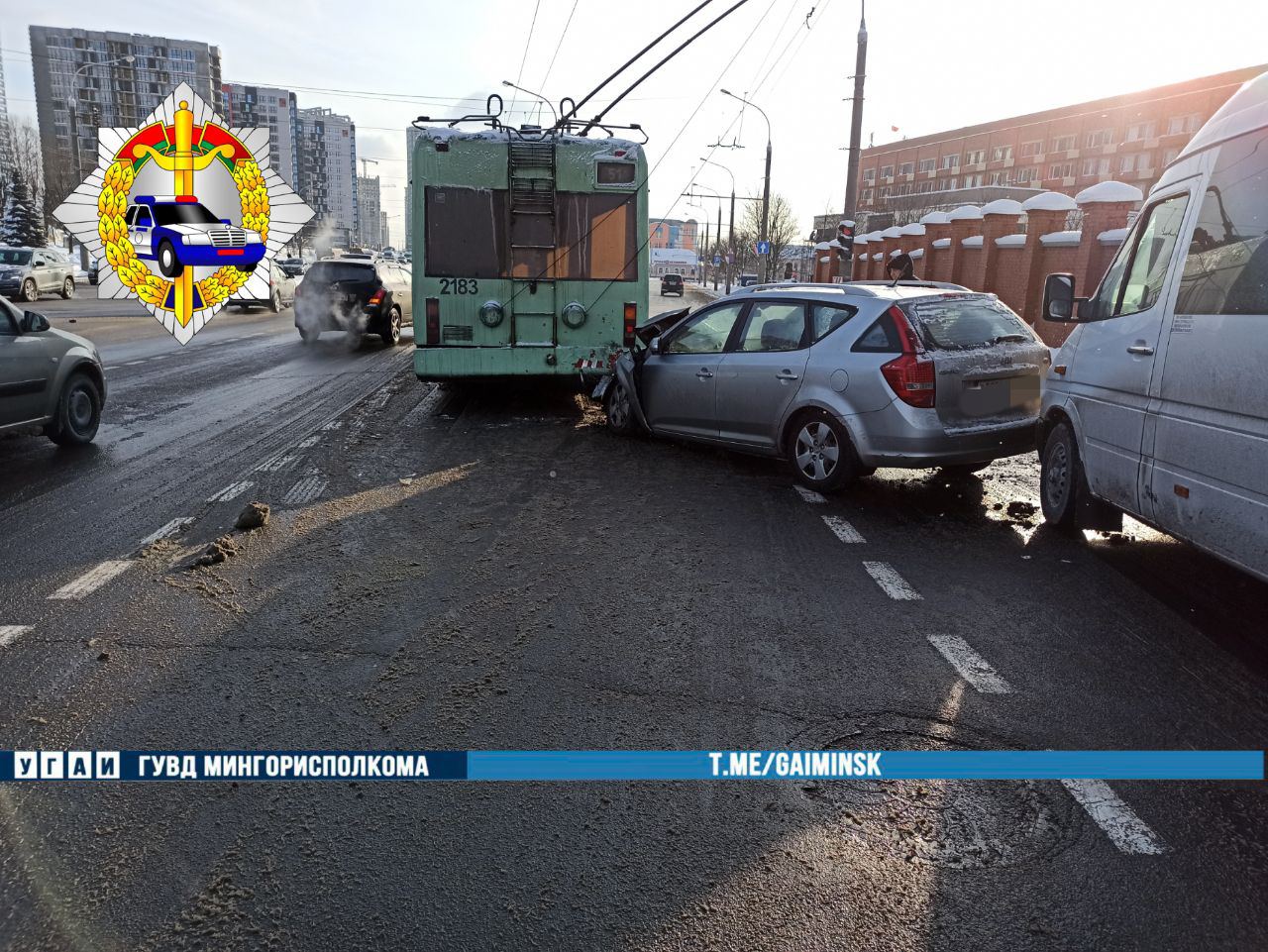 Легковушка врезалась в троллейбус и отлетела в маршрутку в Минске