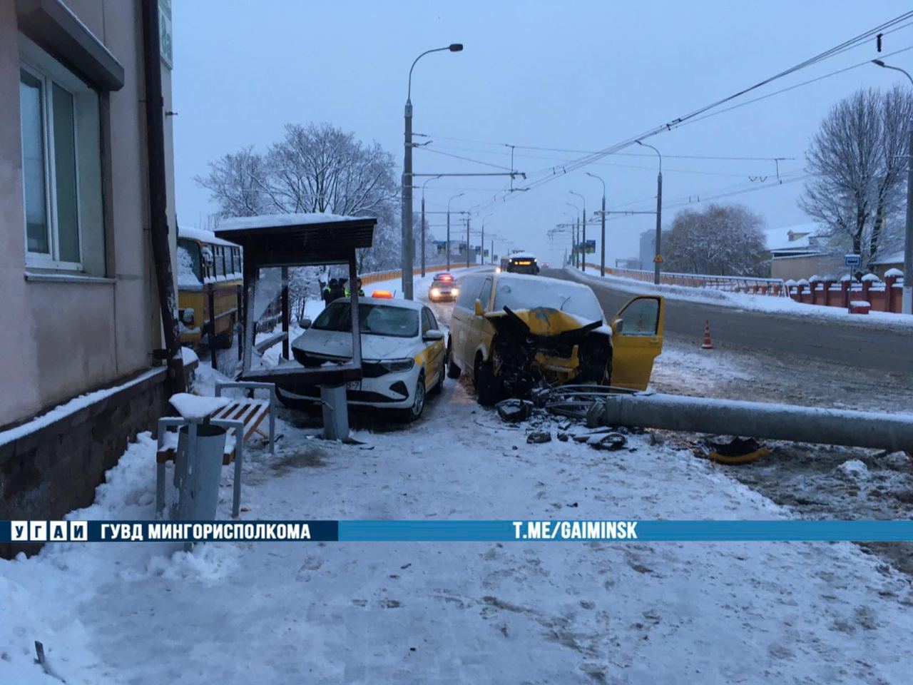 Легковой автомобиль вылетел на остановку и сбил двух человек в Минске