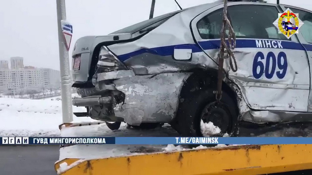 Автомобиль ГАИ снес ограждение и врезался в Renault в Минске