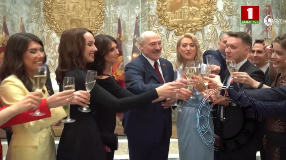 Лукашенко в новогоднем обращении предложил перевернуть страницу и цитировал Купалу