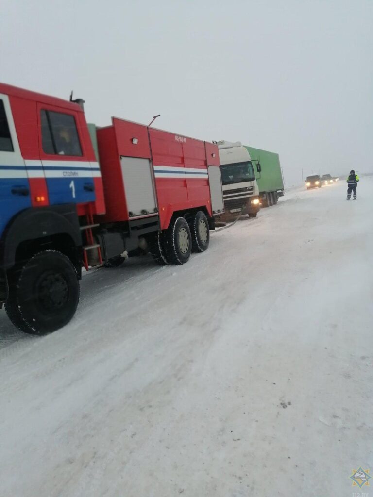 Задержка поездов, снежные заносы, падения деревьев - МЧС о прохождении "Ларса"