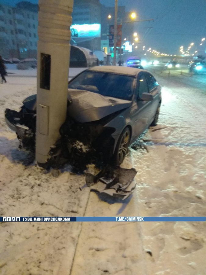 На проспекте Дзержинского в Минске BMW врезался в столб