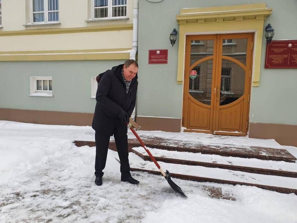Караев и Караник вышли на уборку снега в Гродно – фотофакт
