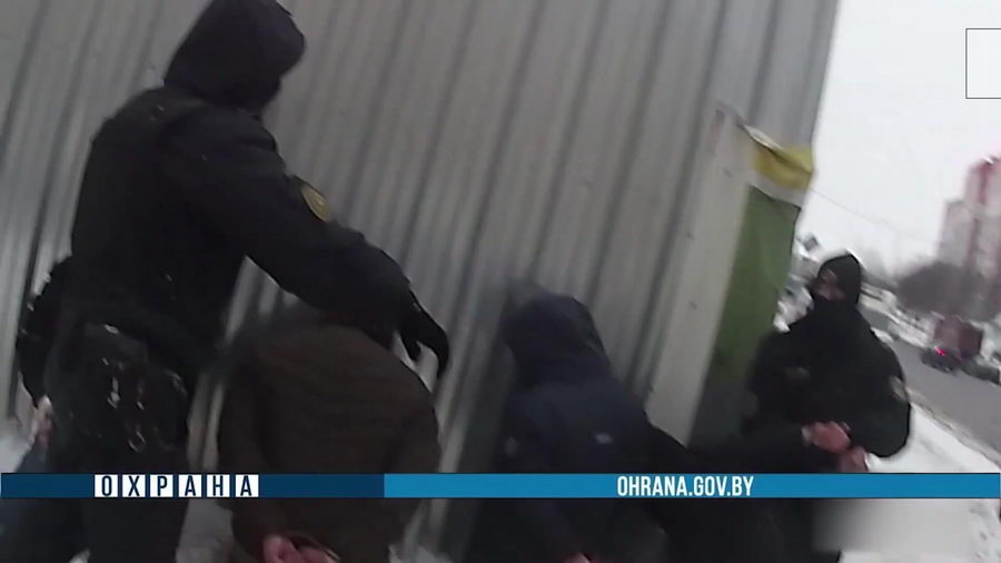 В МВД прокомментировали вчерашние фото со стоящими на коленях у дороги задержанными