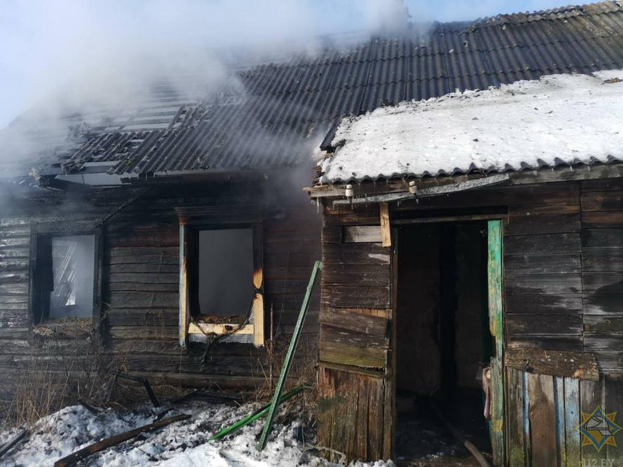 На пожаре под Шарковщиной обнаружен труп мужчины