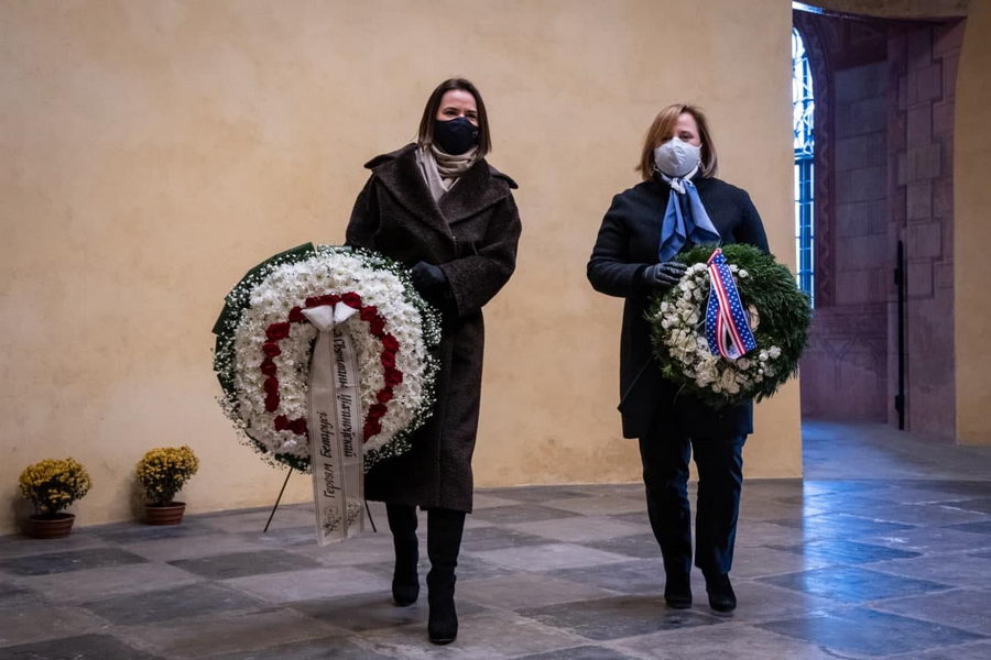 Тихановская и Фишер возложили венки к месту погребения Калиновского