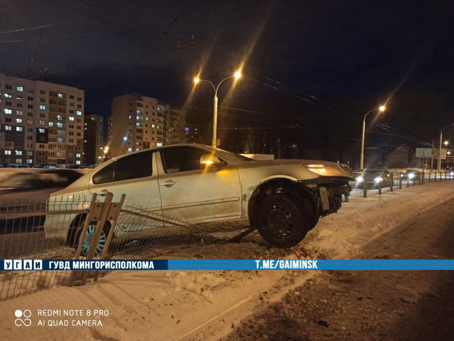 В Минске Skoda влетела в разделительное ограждение