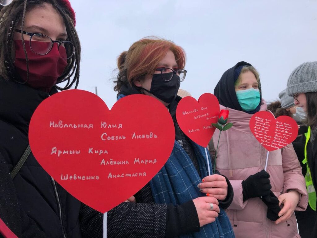 В Москве и Петербурге женщины встали в цепи солидарности