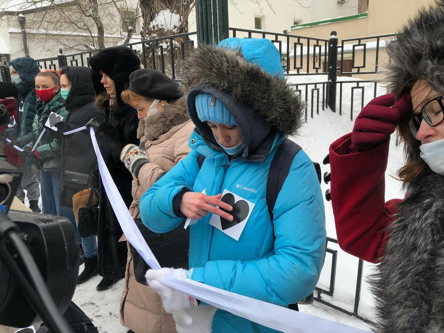 В Москве и Петербурге женщины встали в цепи солидарности